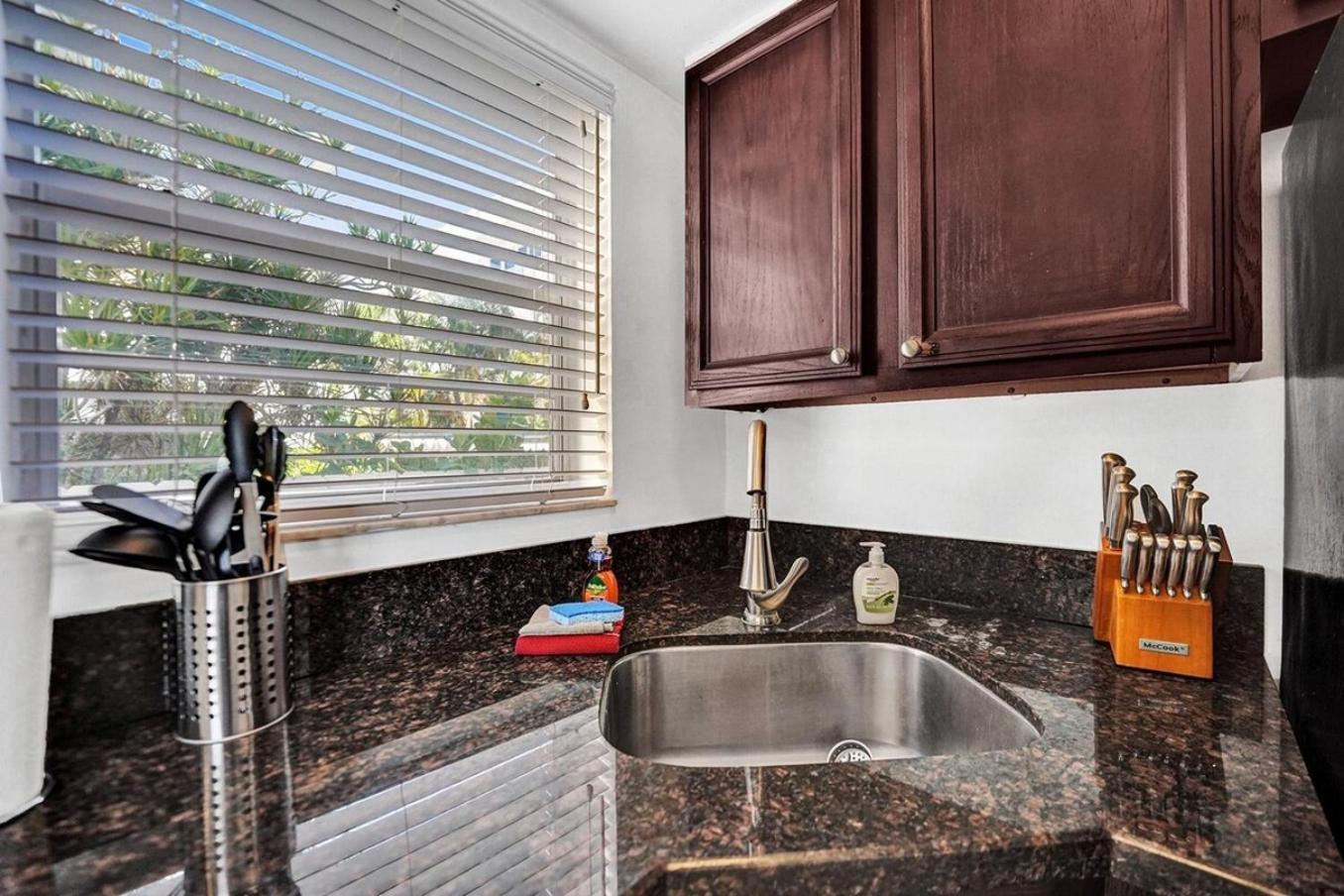 Waves On Desoto Unit With Pool Apartment *