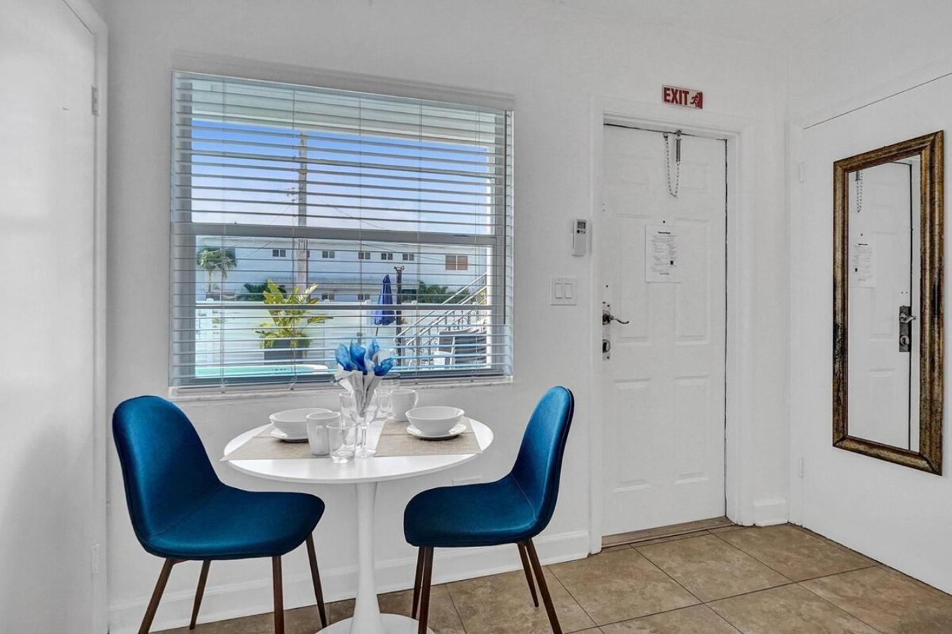 Waves On Desoto Unit With Pool Apartment Hollywood