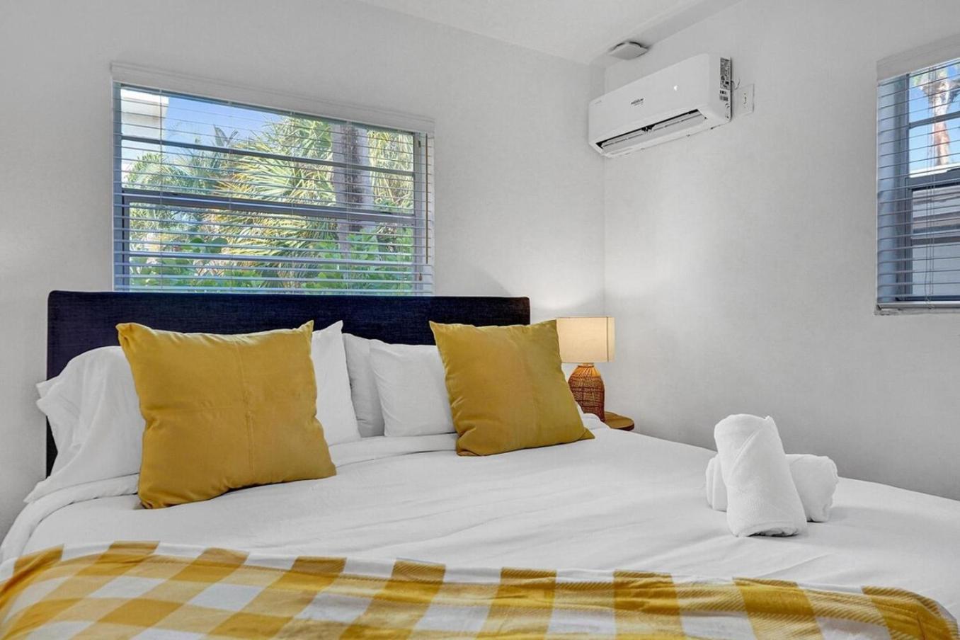 Waves On Desoto Unit With Pool Apartment