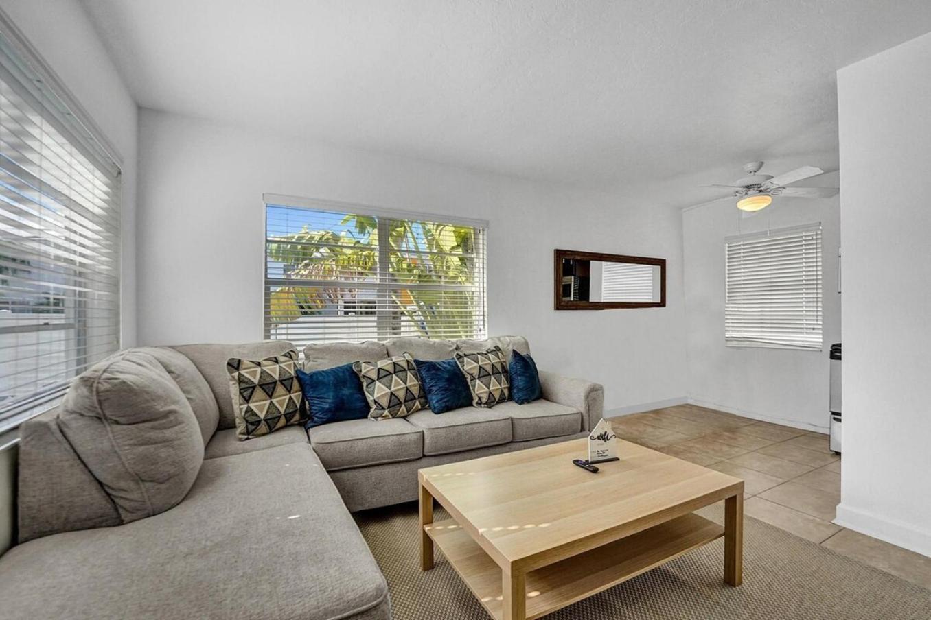 Waves On Desoto Unit With Pool Apartment Hollywood