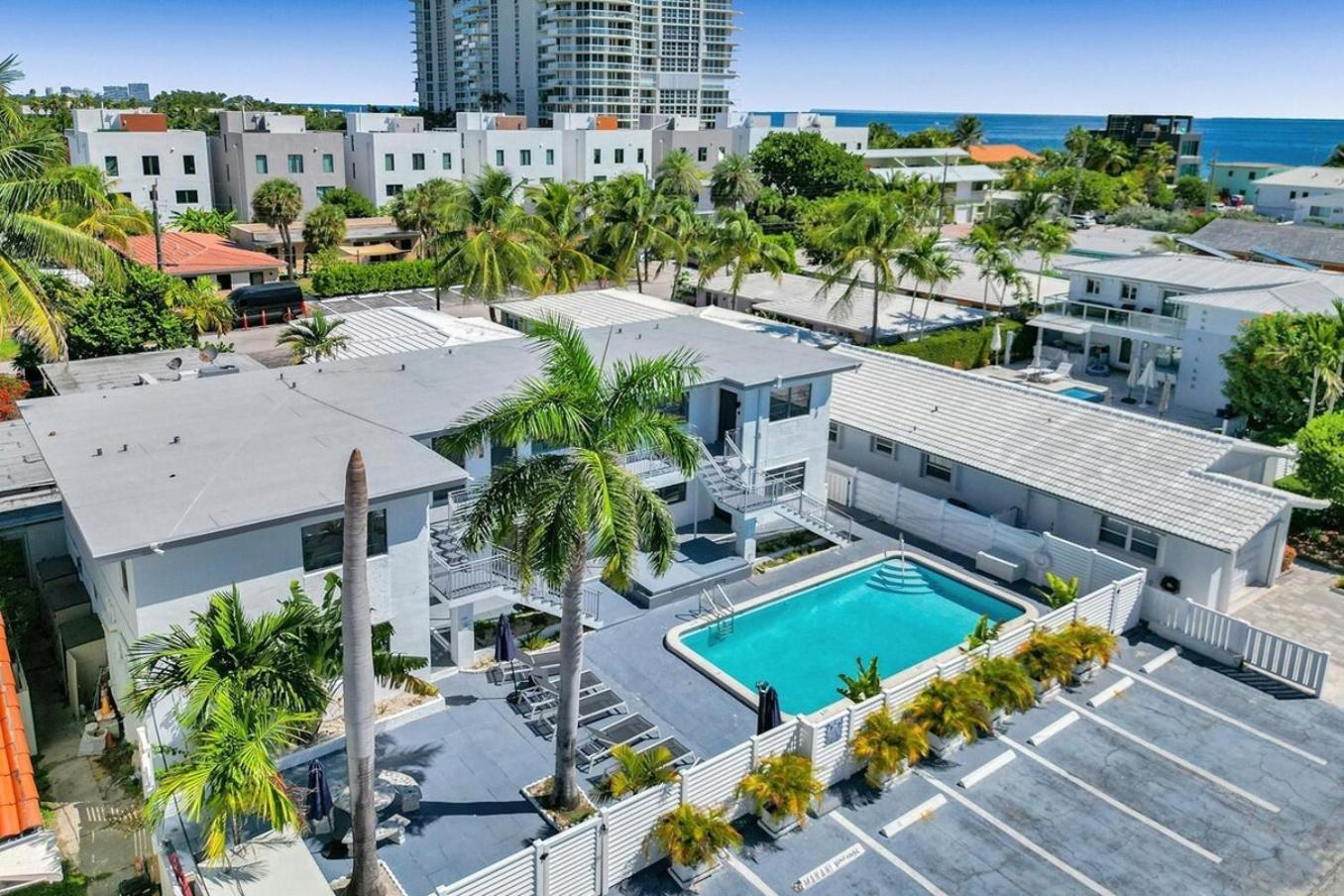 Apartment Waves On Desoto Unit With Pool *