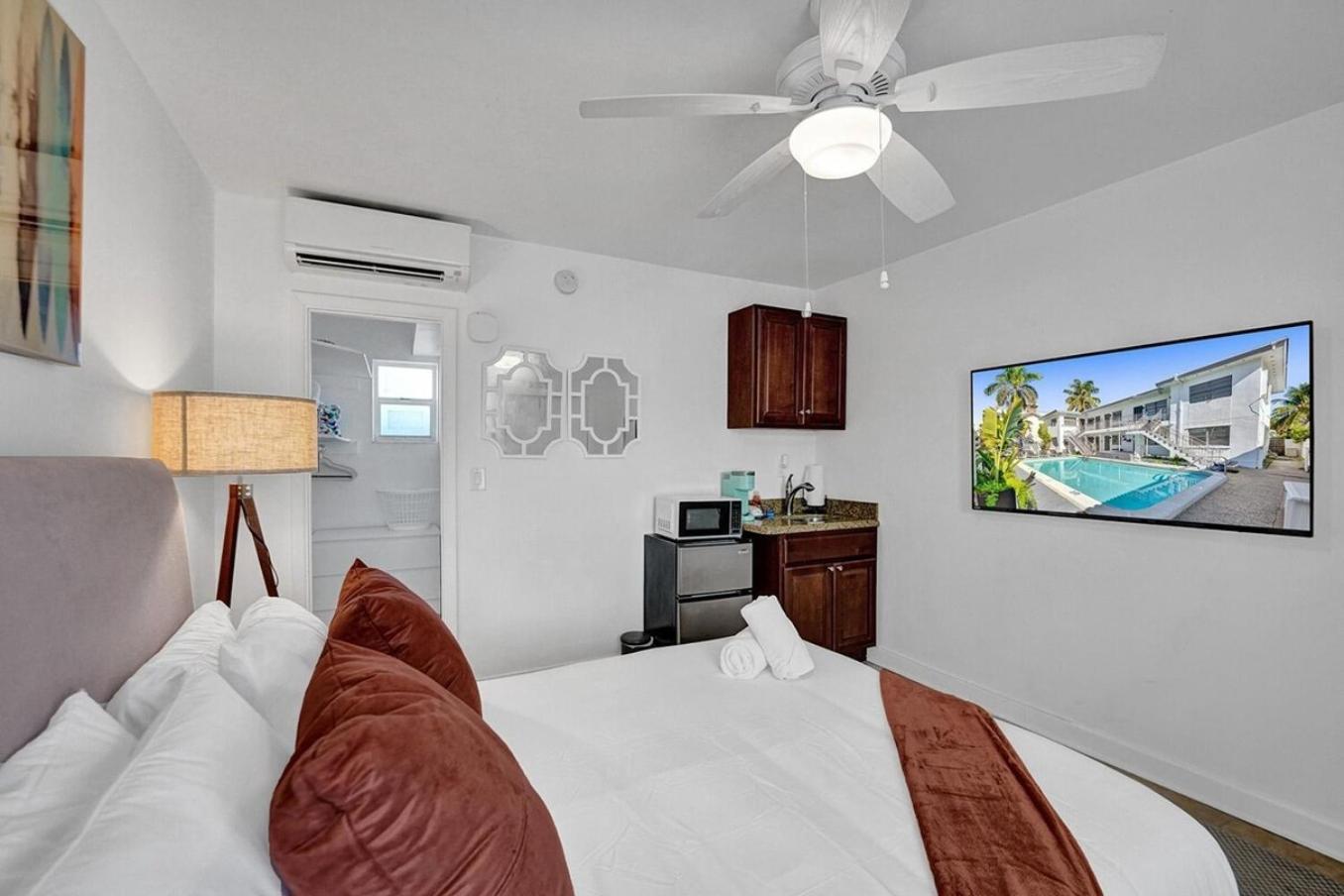 Waves On Desoto Unit With Pool * Hollywood