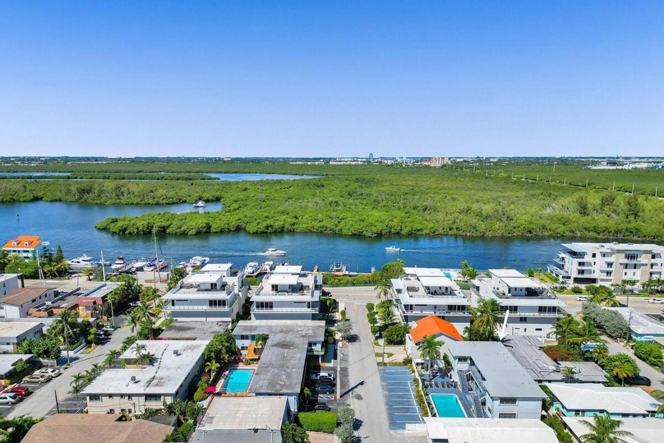 Waves On Desoto Unit With Pool Apartment