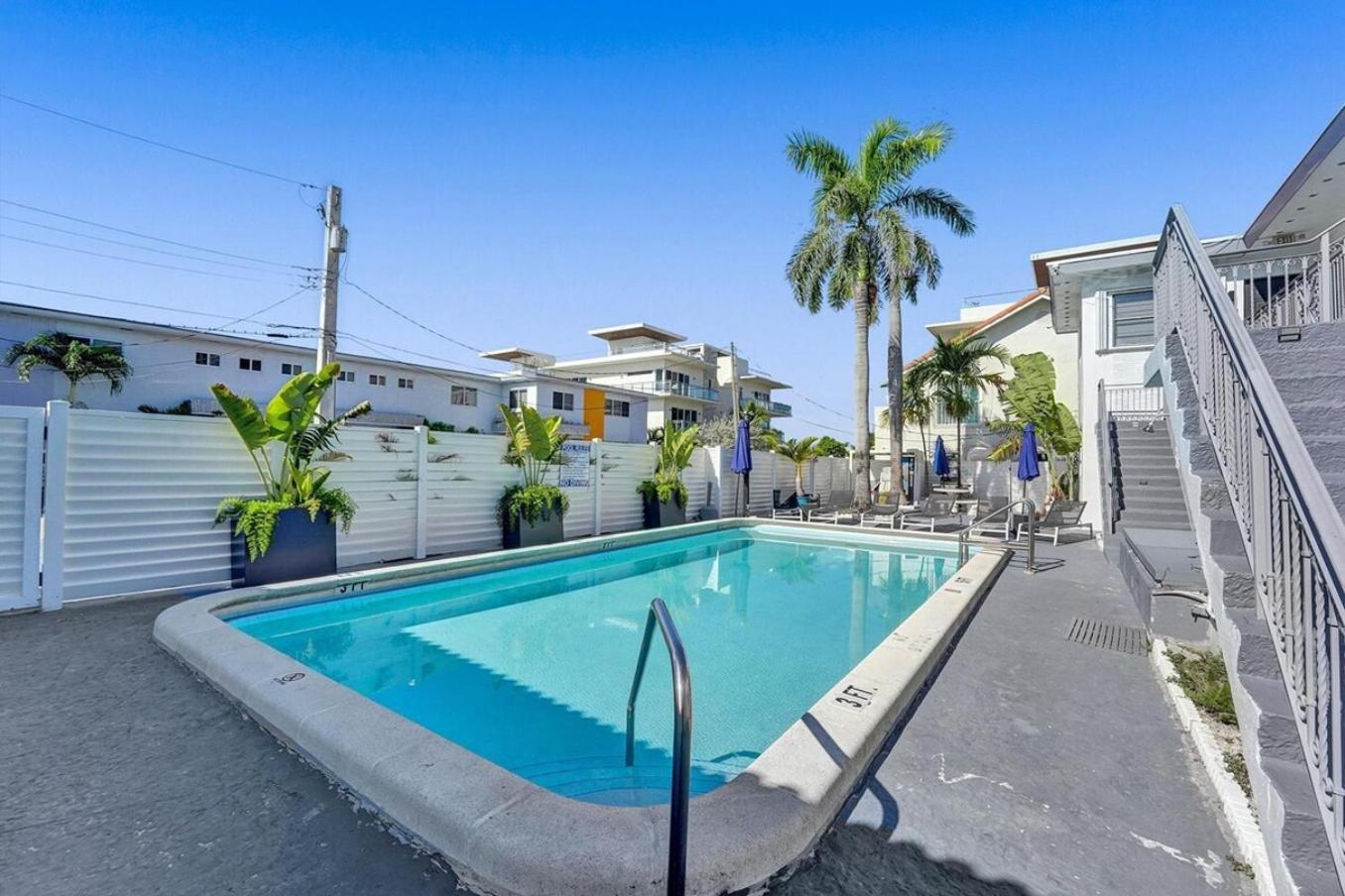 Waves On Desoto Unit With Pool Apartment Hollywood