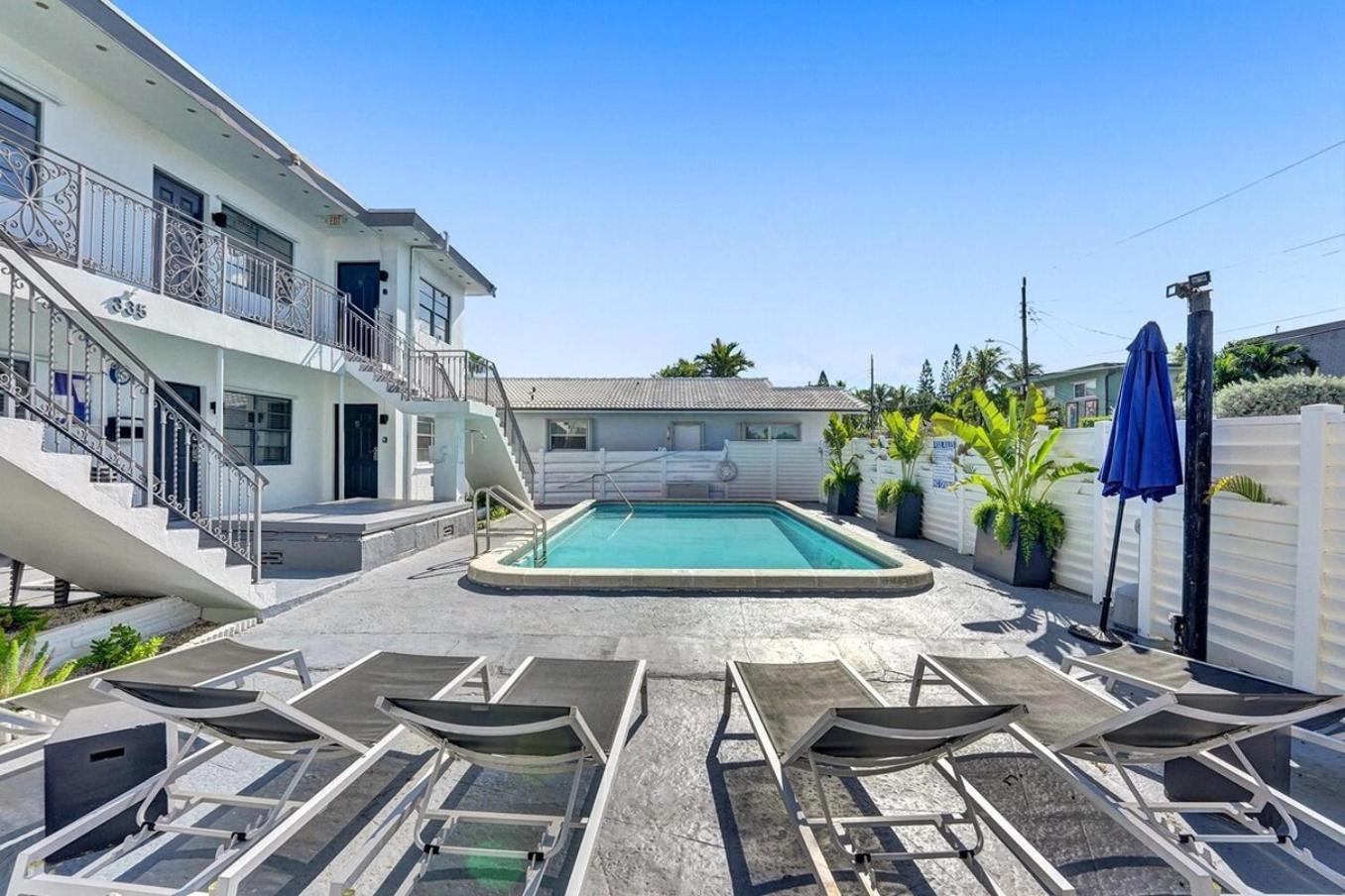 Waves On Desoto Unit With Pool Apartment Hollywood